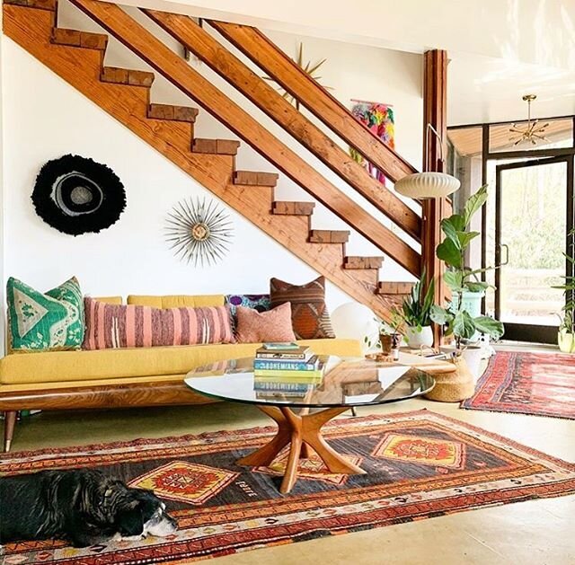 Stumbled upon this beautiful, eclectic, colorful space (with a DOG) from @atomic_furnishing while cruising Instagram this weekend. One of our favorite pillow makers (hi, @jackie.rae.studios) has some of her creations in their home, so we popped over 