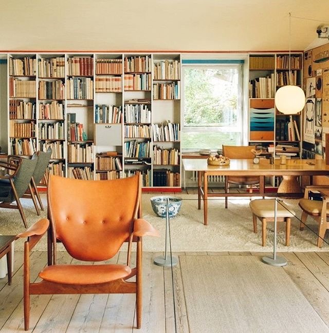 Finn Juhl’s Copenhagen house is exactly what you’d expect only better, right?!? #finnjuhl #furnituredesign #minimalism #mcm #danishdesign #danishmodernfurniture #danishmodernfurniture #bookcollection #livingroominspo