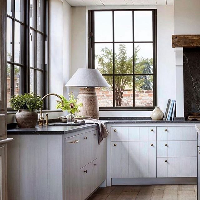 It may seem like a minor detail, but hardware placement is equally as important as hardware selection. @minniepetersdesign_ brings it on both fronts (no pun intended) in this glorious kitchen. ✨