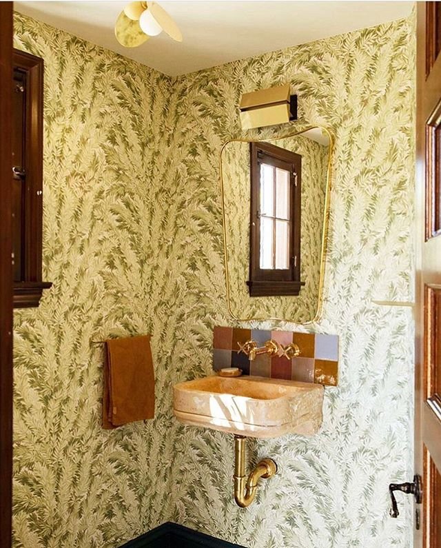Who needs a dose of bathroom beauty inspiration? Look no further because @reathdesign knocks it outta the damn park. That square tile backsplash detail is 🙌🏽🙌🏽🙌🏽. And the wallpaper. And that pendant. ✨