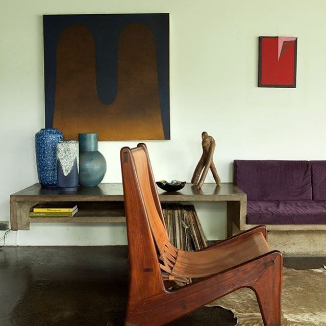 Moody, rich colors and a love + reverence for art gets us every time. The São Paulo, Brazil home designed by Julio Katinsky in 1966 embodies such love and reverence. ✨