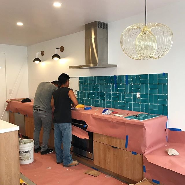 When things start to congeal into beauty (a phrase no one has possibly ever used before?😆) and the ceramic @fireclaytile is goin’ up parquet style and the citrus-colored custom bench seats are in!!! Hallelujah #projectletsgotonoho!!! @sofialand @dllama
________________
#interiordesign #kitchenremodel #custombacksplash #parquetpattern #bluetile #tealandorangeforever #howyouhome #kitchenremodel #dominomag #lonnymag #californialiving