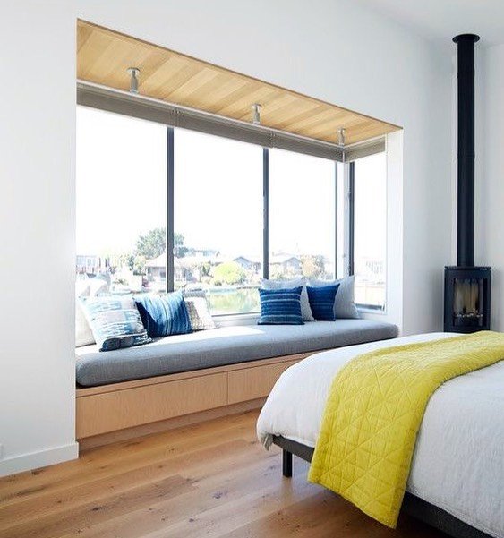 While diving deep for #projectvenicemastermashup we’ve been sourcing inspiration imagery for their multiple custom builtins and the wood (we’re lookin’ at you, white oak!) and this beauty by @turnbullgriffinhaesloop is one of the pinned pics on our board. Custom bench seats are the 💣, are we right or are we right? #masterbedroom #masterbedroomdecor #bedroomdecor #custombuild #whiteoakcabinets #benchseat #interiordesign