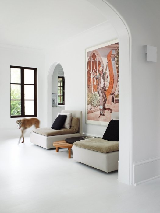 Designer Barbara Hill used flat Benjamin Moore’s Decorators White throughout this 1920s abode in Atlanta, Georgia.&nbsp;DWELL magazine; photo by Gregory Miller.