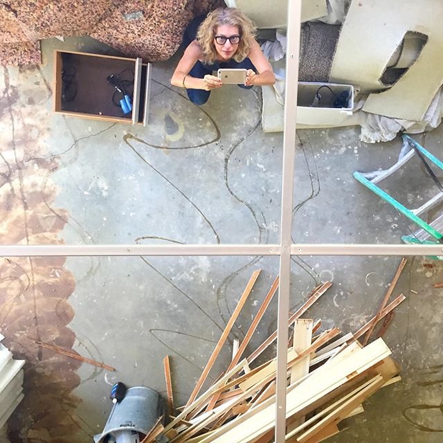 We’ve been mega busy lately and have thusly been letting our social media content lag! So excited to share some photos from next week’s install with #projectsunsetbark 🙌🏽 and in the meantime, here’s our own @debvigna catching a glimpse of #projectthatviewinthevalley before the master bedroom ceiling mirror (and all else!) was torn down. Stay tuned for more on this project!! Today, we’ll be swinging by @westedgedesign to check out some latest + greatest creators and retailers. Happy Friday! ⭐️