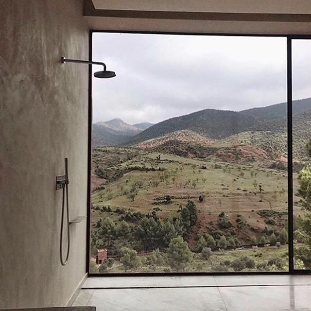 Are these bathroom goals or are these BATHROOM GOALS?! Happy Sunday/first day of Daylight Saving Time. ✨ @zoras_daughter