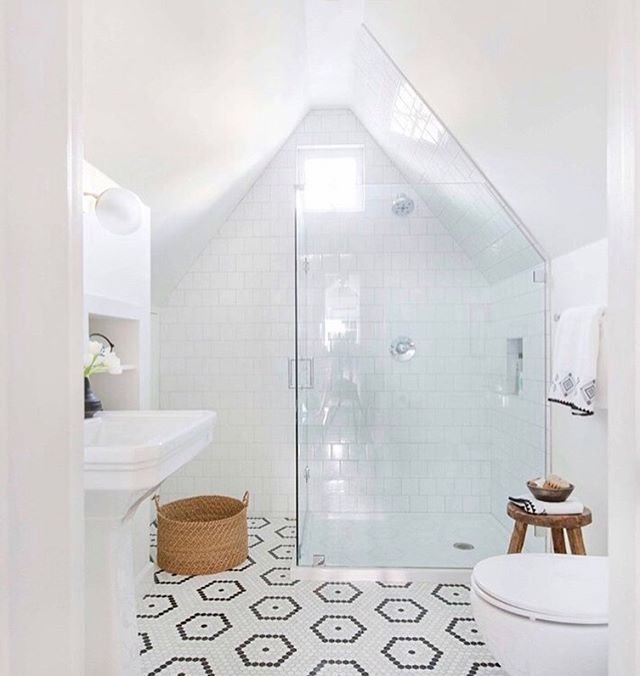 We’ve got bathrooms on the brain 🧠 lately. And @ginny_macdonald never fails to knock it out of the park, so she’s basically infallible inspiration. Case in point - the bathroom you’ll find in heaven. Or, the loft of a 1929 English Tudor. ✨